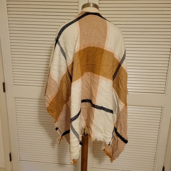Old Navy Plaid Fringe Fall Shawl One Size Tan Cream Blanket Wrap - Picture 2 of 8